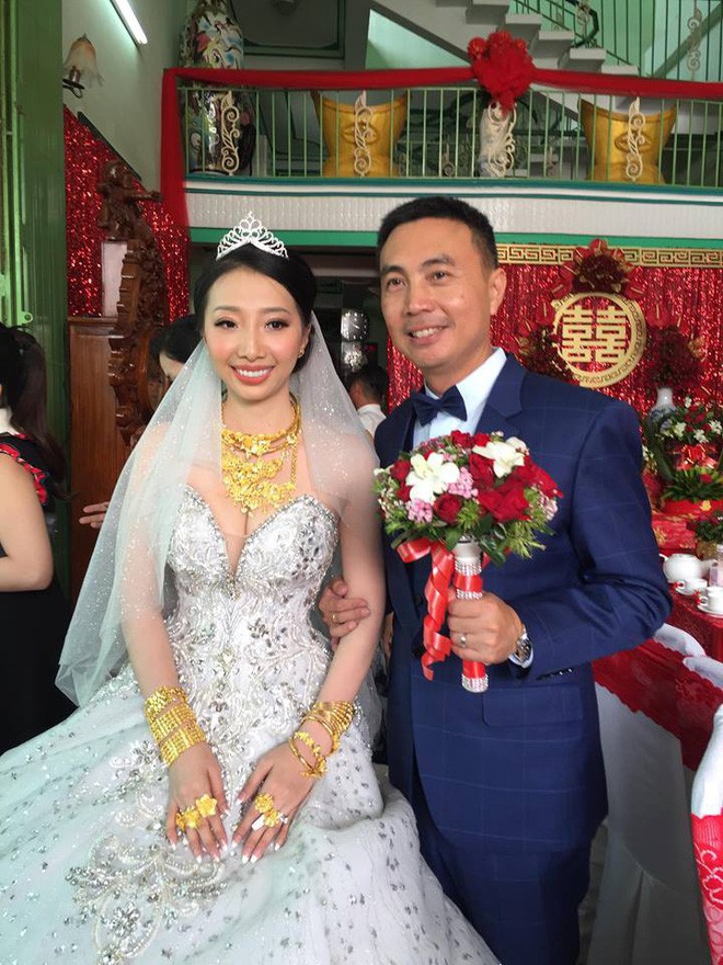 Xuất hiện đám cưới 100 cây vàng đình đám đến mức cô dâu trĩu cổ, chật kín hai tay vì vàng ở Cà Mau khiến MXH xôn xao Xuất hiện đám cưới 100 cây vàng đình đám đến mức cô dâu trĩu cổ, chật kín hai tay vì vàng ở Cà Mau khiến MXH xôn xao